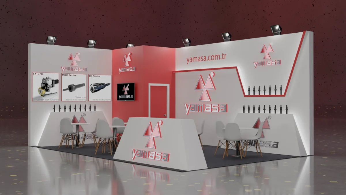 MAKTEK Avrasya 2024 için 40 m² ahşap çift cepheli stand tasarımı: duvara monte ürün teşhiri, ışıklı logo ve eğimli bankolar